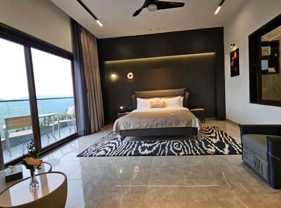 deluxe-room-Clarissa-resort-mukteshwar-bedroom-front-view