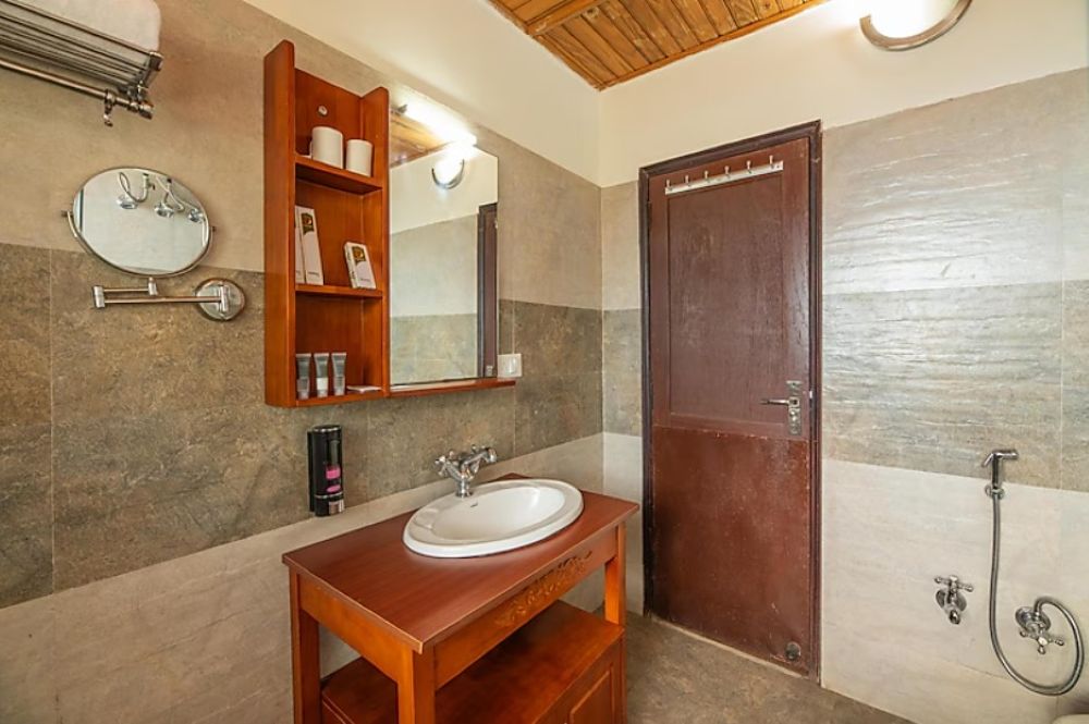 deluxe-room-ojashwi-himalaya-washroom