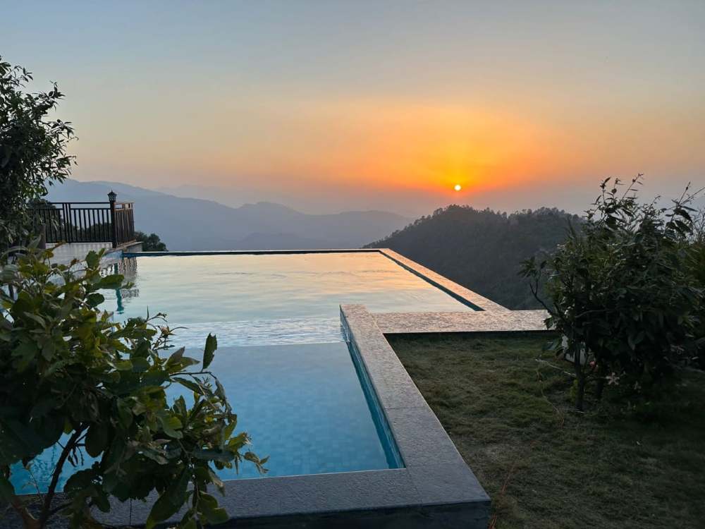ojasvi-himalaya-swimming-pool-infinity-with-sun-view