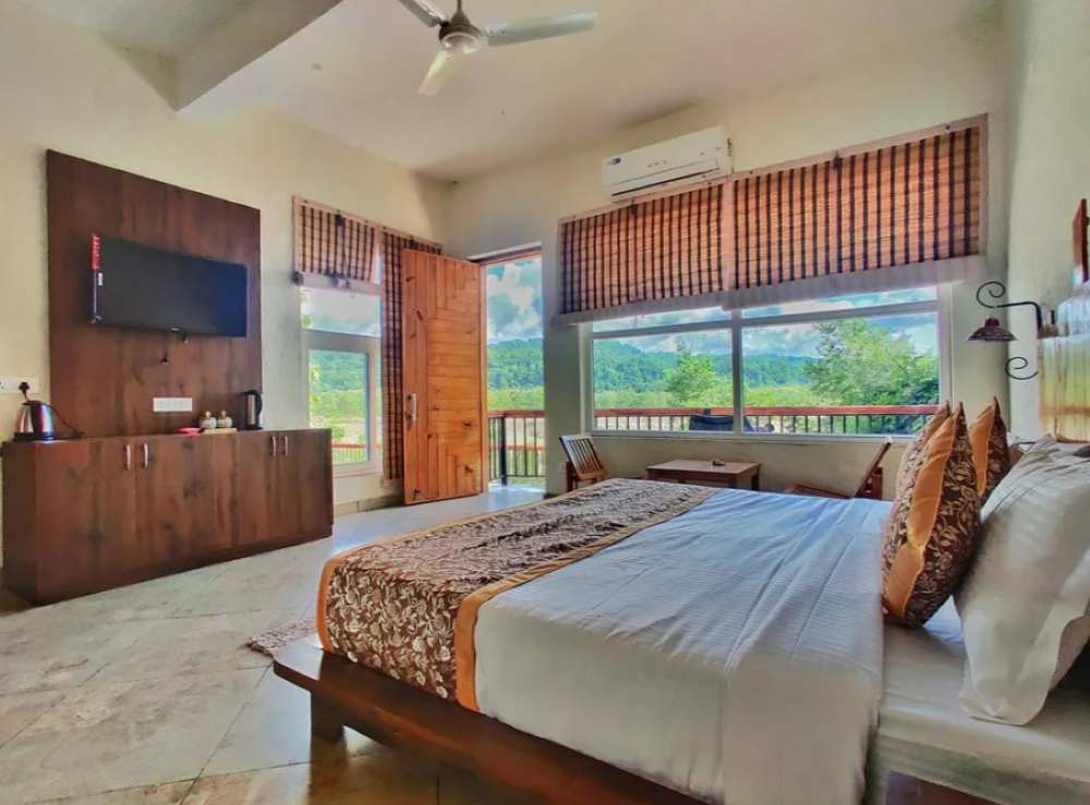 river edge river view room