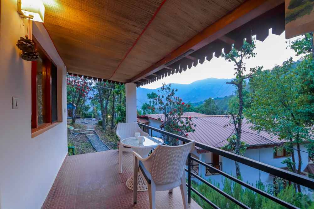Ganghar-resort-mukteshar-balcony-table