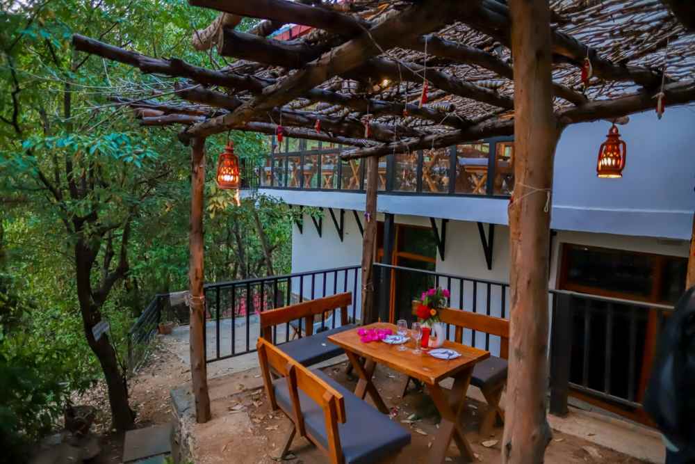 Ganghar-resort-mukteshar-outside-sitting-area