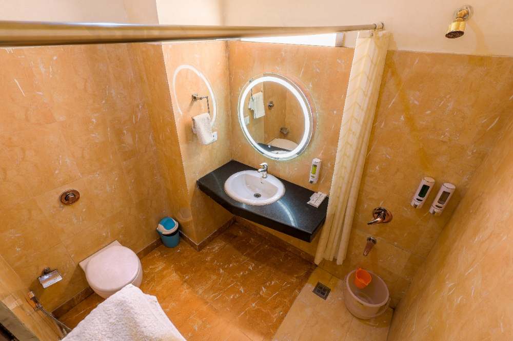 Hotel-Vaapi-Comfort-Inn-bedroom-washroom