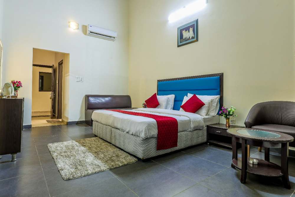 Hotel-Vaapi-Comfort-Inn-bedroom