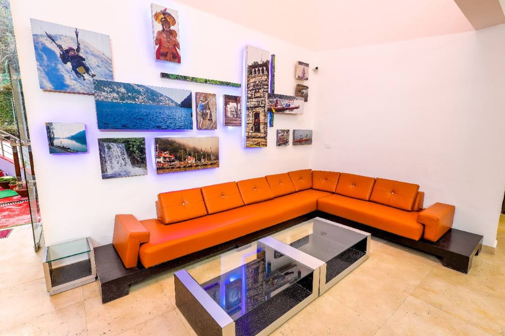 Hotel-Vaapi-Comfort-Inn-reception-sitting-area
