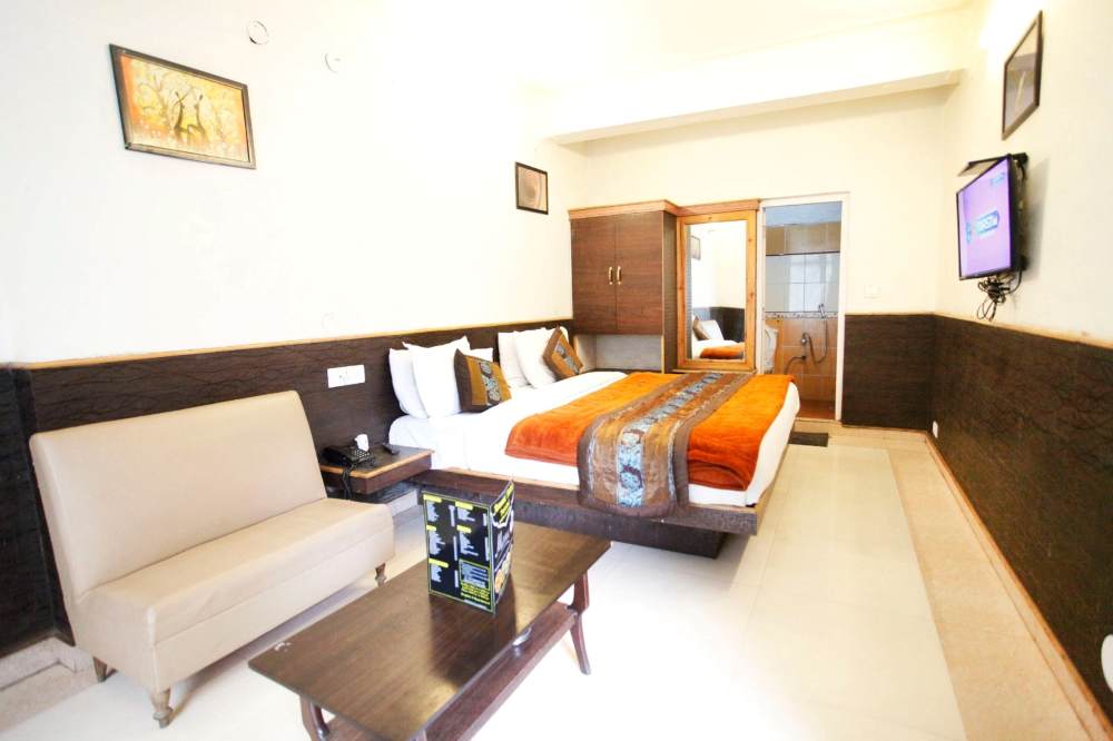 super deluxe room hotel aroma nainital