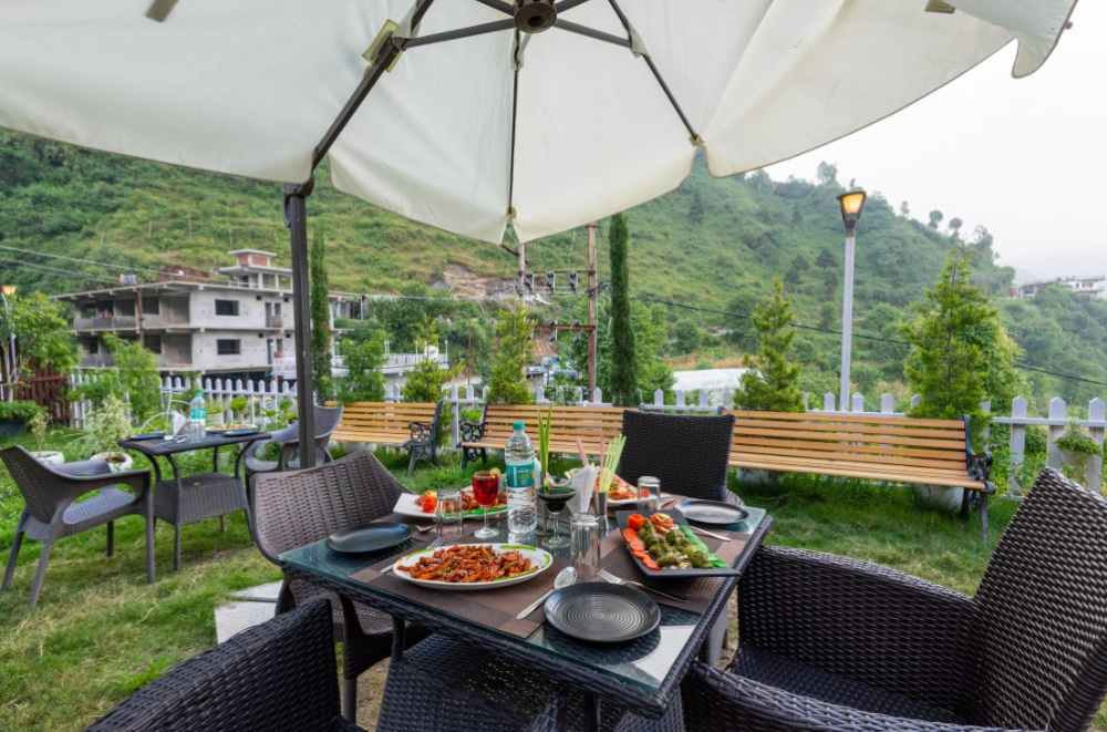 SL_Manon_Resort_Mussoorie-lawn-dinning