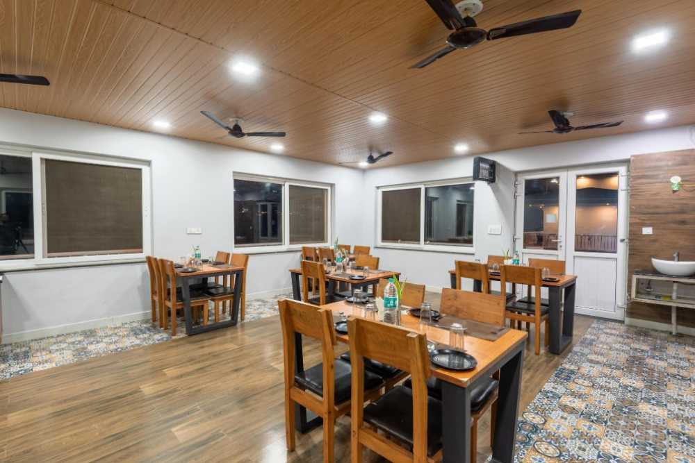 SL_Manon_Resort_Mussoorie-lawn-restuarant