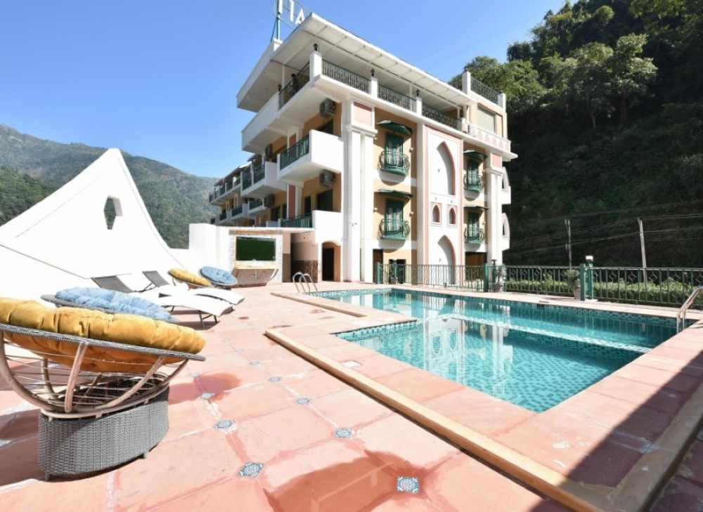 Tiaraa-lite-hotel-rishikesh-swimming-pool
