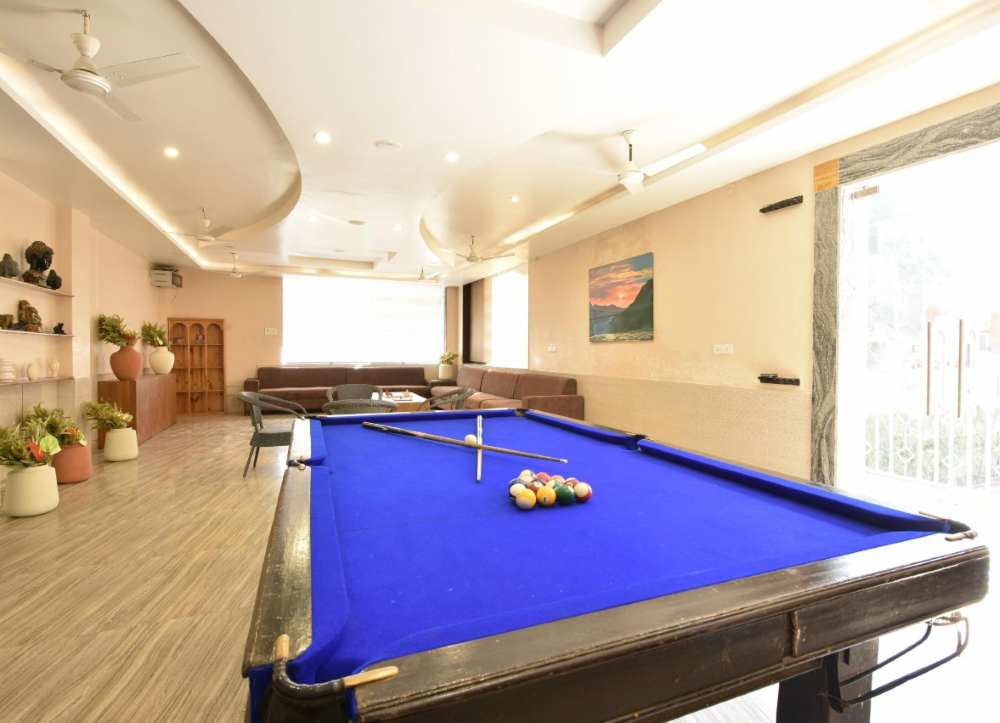 Tiaraa-lite-hotel-snooker-pool-table