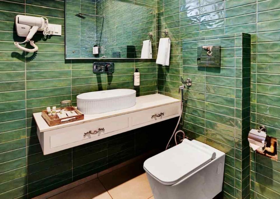 tiaraa-lite-club-Royal-room-with-balcony-washroom