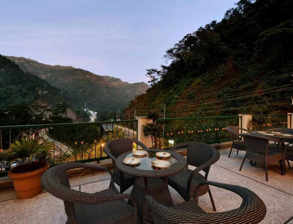 tiaraa-lite-hotel-rishikesh-roof-sitout-area