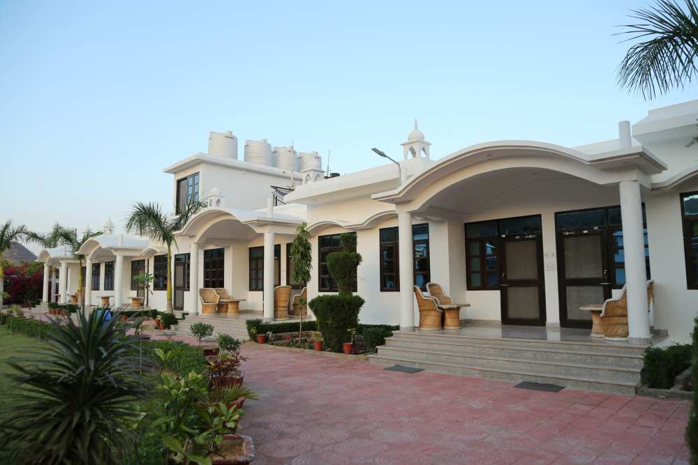 gulmohar-sariska-resort-Luxury-Cottage-Rooms