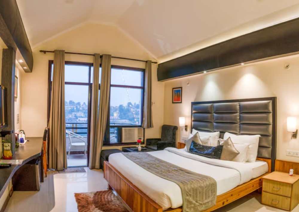 Club Lakeview Room