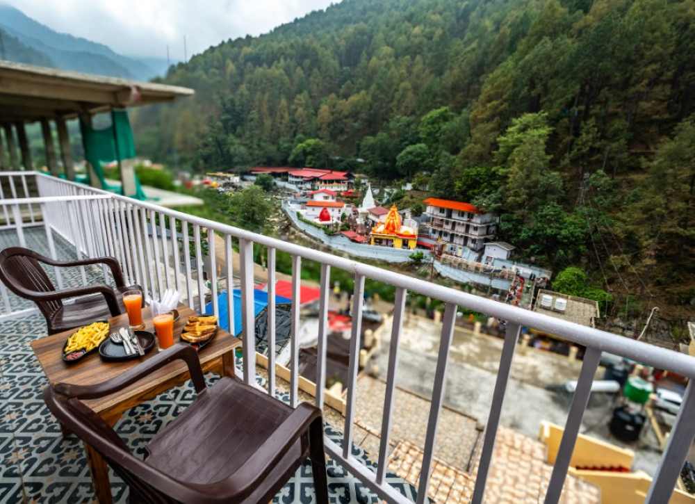 kainchi_divine_retreat_hotel_front-view-balcony