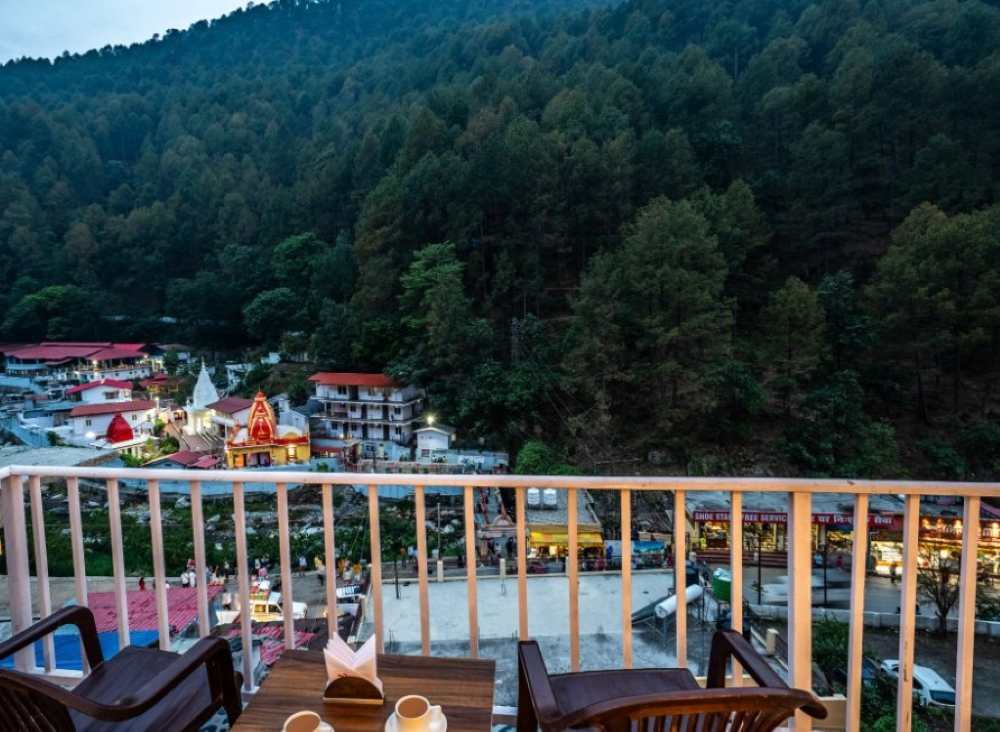 kainchi_divine_retreat_hotel_front-view-temple-view