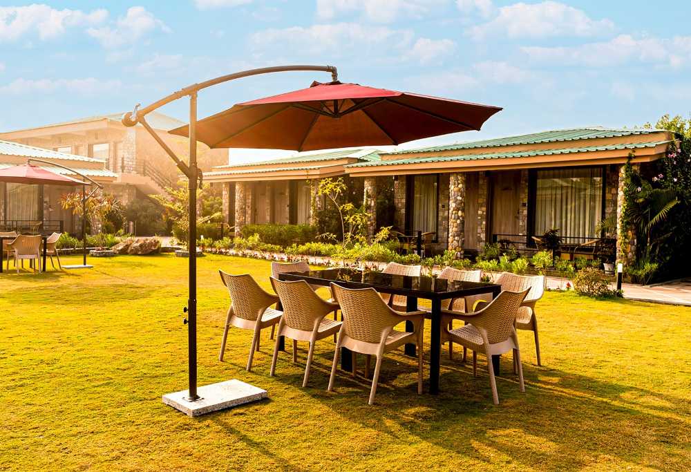 Corbett-Elegant-Retreat-Resort-lawn