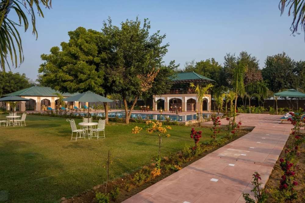 aangan-resort-ranthambore-garden-view-with-swimming-pool