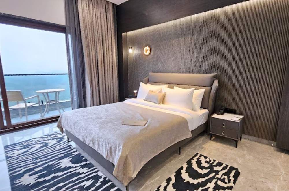 Claissa-resort-mukteshwar-jacuzzi-bedrooom