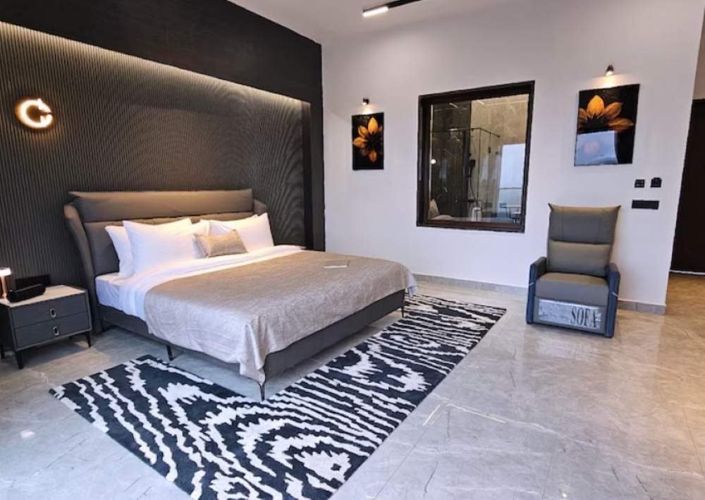 Claissa-resort-mukteshwar-jacuzzi-bedrooom1
