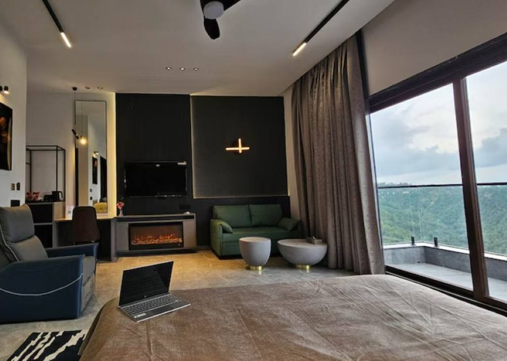 Claissa-resort-mukteshwar-jacuzzi-bedrooomwith-balcony