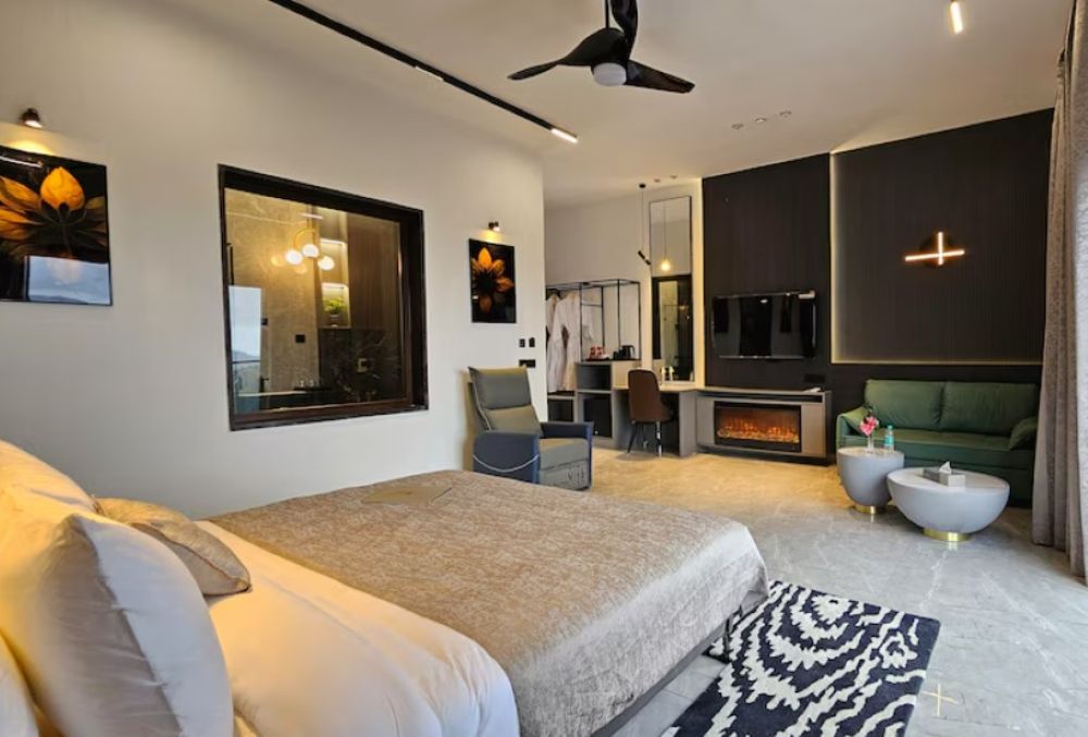 Claissa-resort-mukteshwar-jacuzzi-full-view-bedrooom