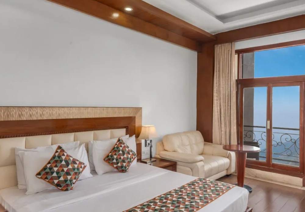 Valley-View-Premium-Bed-Room-with-Balcony-solitaire-mussoorie