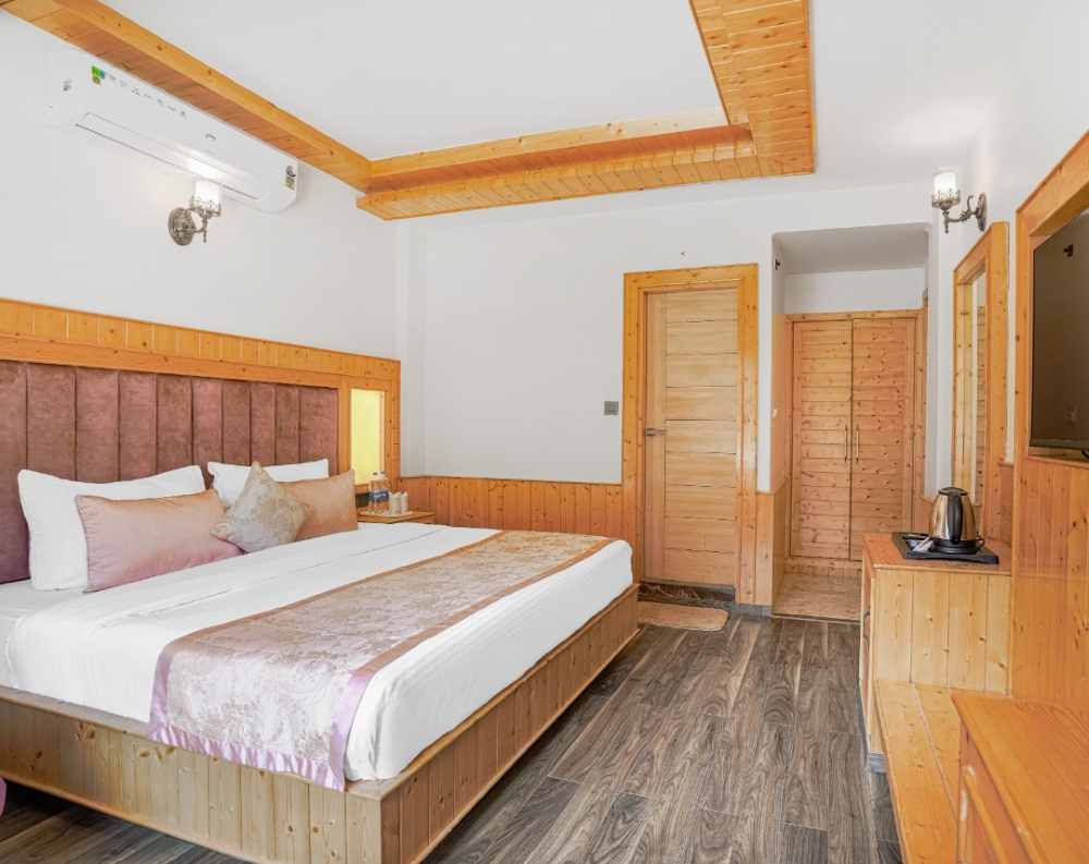 deluxe-cottage-bedroom-inside-sandhya-manali-resort1
