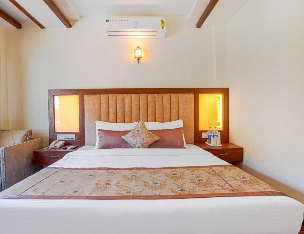 deluxe-cottage-bedroom-sandhya-manali-resort1