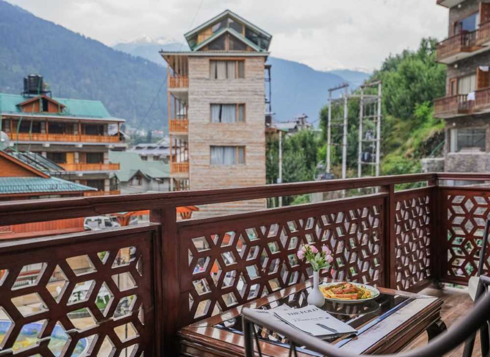 sandhya-village-manali-executive-room-with-balcony