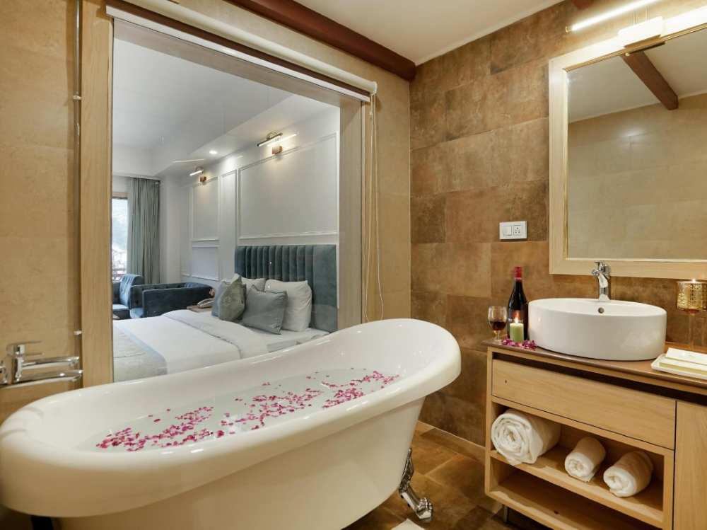 sandhya-village-manali-executive-room-with-bathtub1