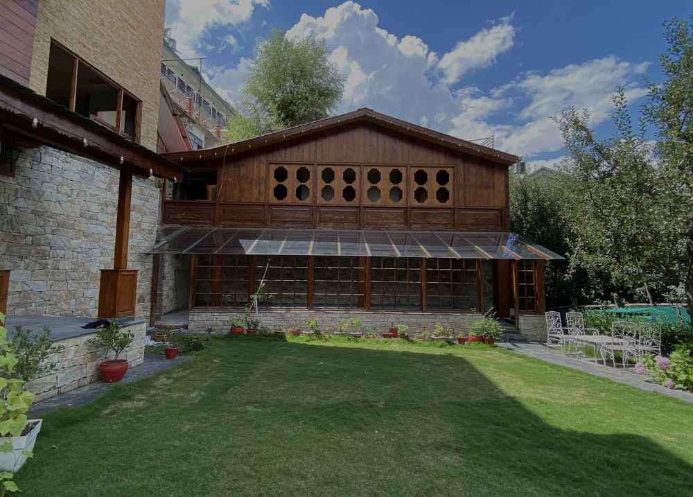sandhya-village-manali-lawn-area