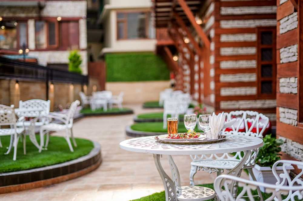 sandhya-village-manali-outside-sitting-area