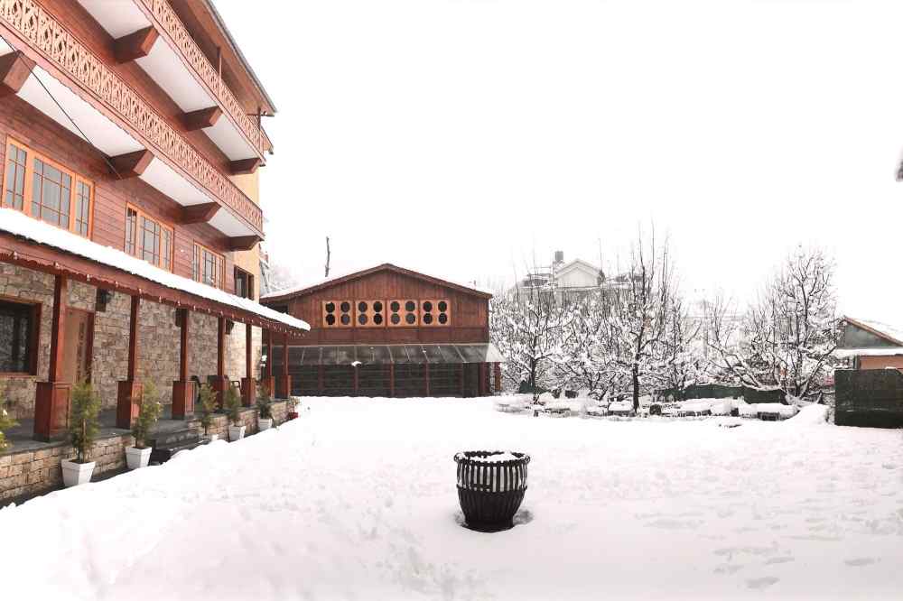 sandhya-village-manali-snow-fall
