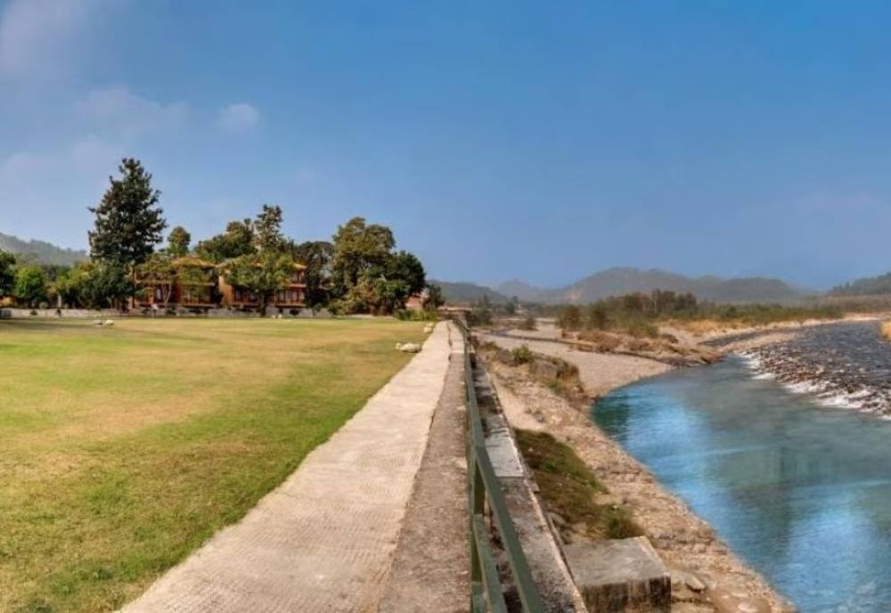 Tarangi-Resort-Spa-Jim-corbett-resort-lawn-kosi-river